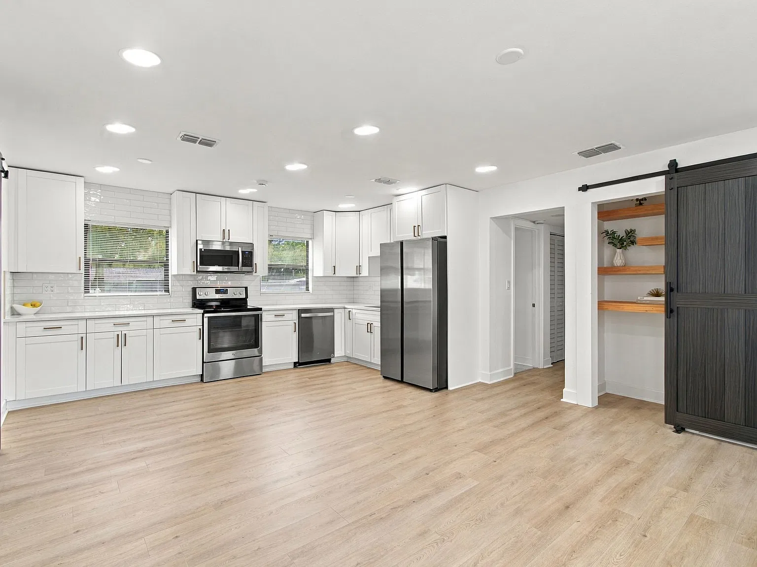 4 bed, 1200 sqft, $3,400 — Photo 2
