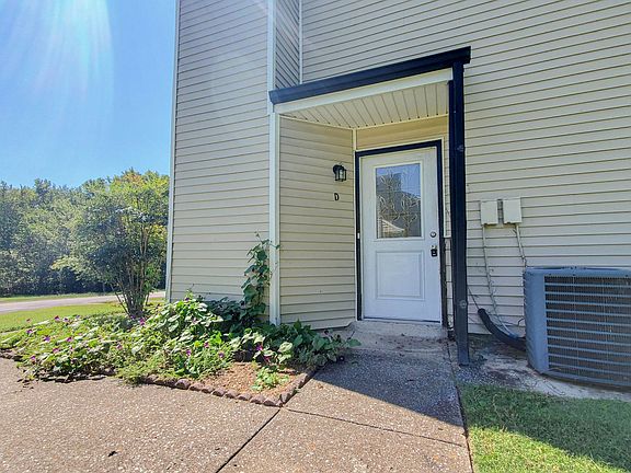 2nd image of 105 Kingsbury Ct APT D