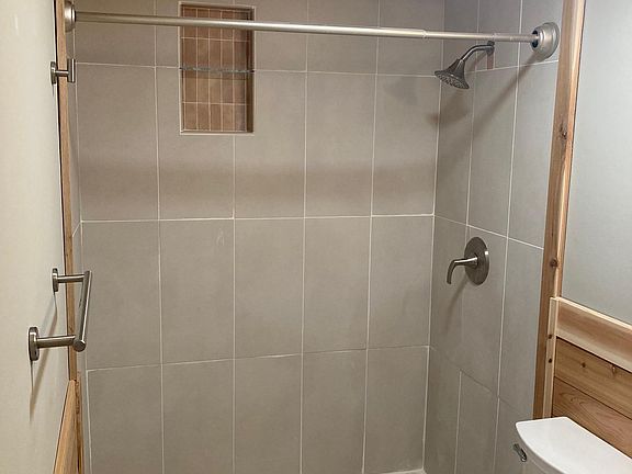 5th image of 612 W 9th St #3