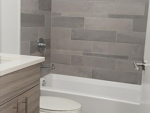 4th image of 1743 N Milwaukee Ave #100