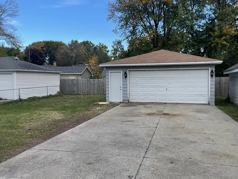 1318 W Spencer St — Photo 23