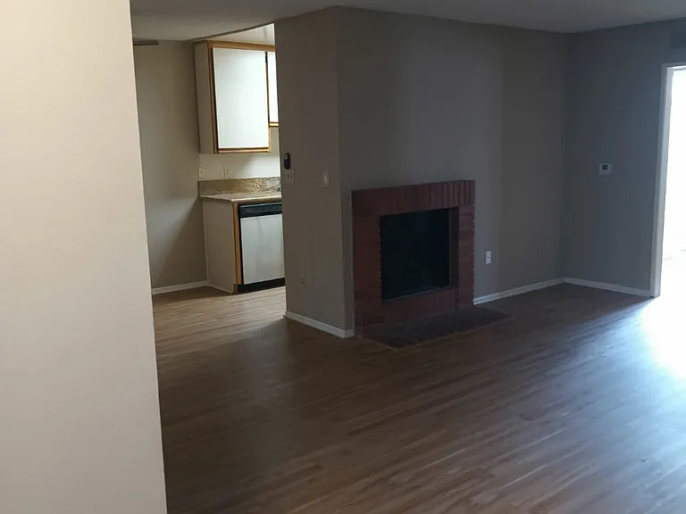 215 E Elmwood Ave #G — Photo 2