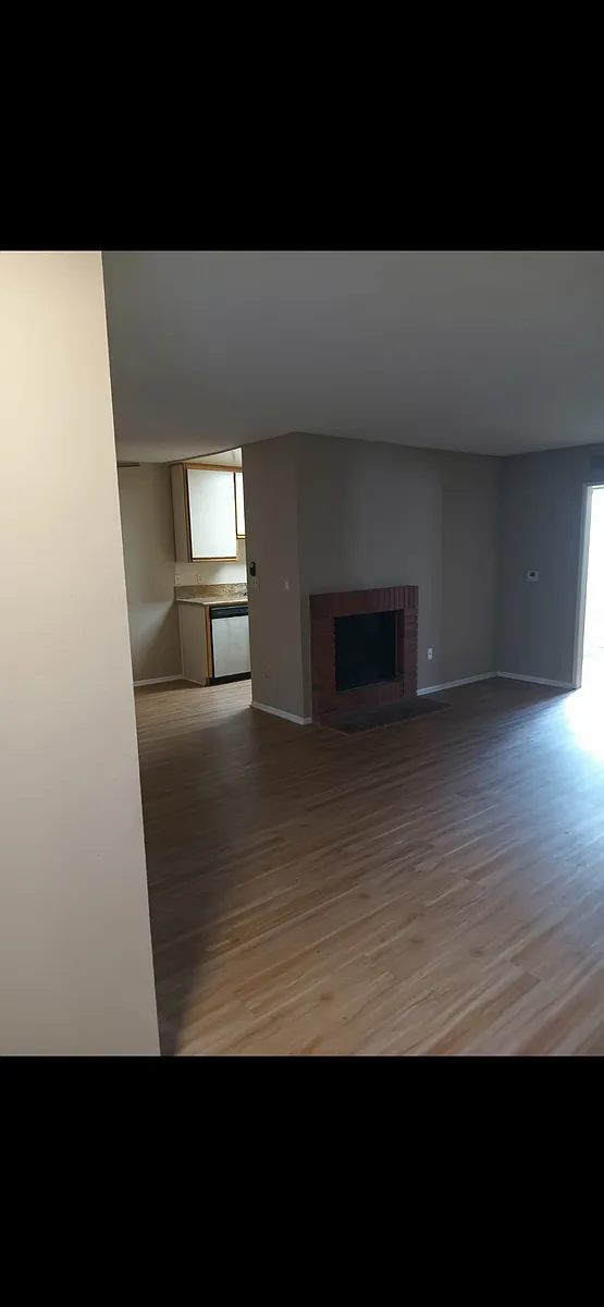 Building Photo - 215 E Elmwood Ave #G