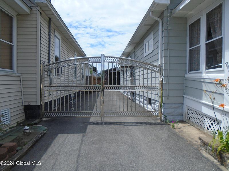 4th image of 1422 Hawthorne Street