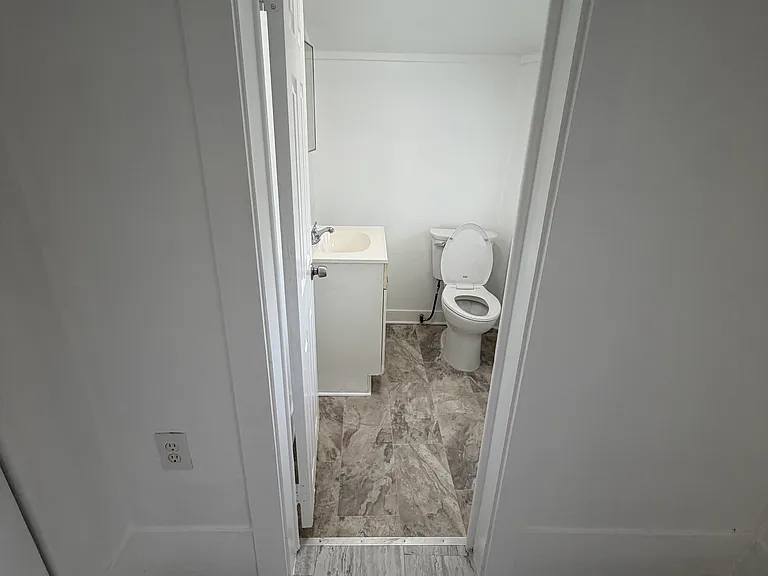 252 Claude St — Photo 8