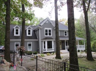 8863 Autumnglo Dr, Clarkston, MI 48348