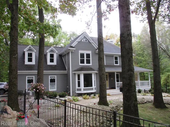 8863 Autumnglo Dr, Clarkston, MI 48348