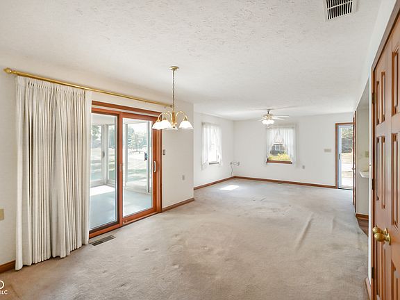 4th image of 11765 Civic Cir