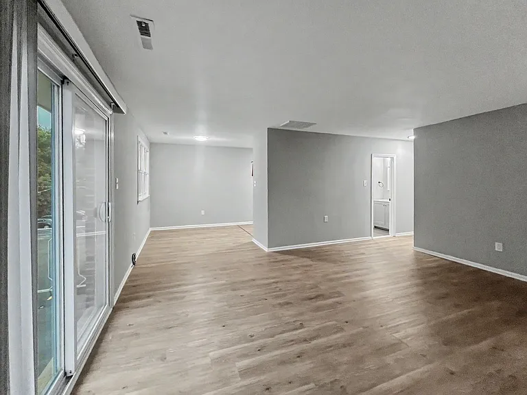 200 E Maple Ave — Photo 15