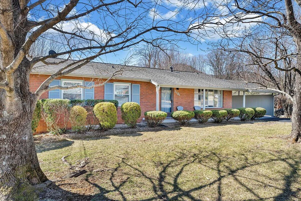 2101 Bridle Ln photo 1