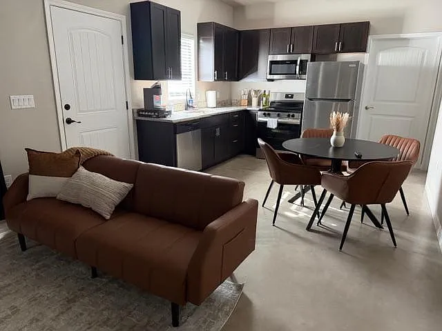 708 West st - Apartment A — Photo 3