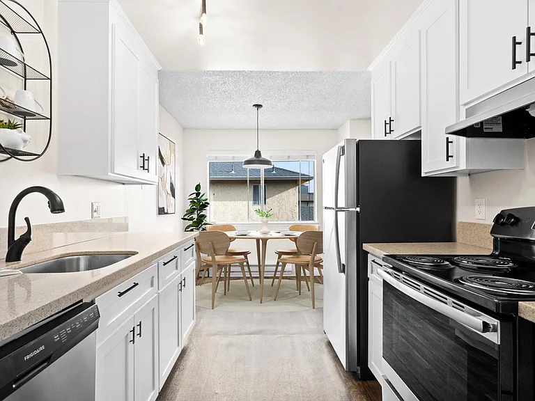 740 W Valley Dr #8 — Photo 2