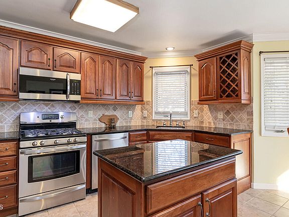 4th image of 281 Honeysuckle Court #2801
