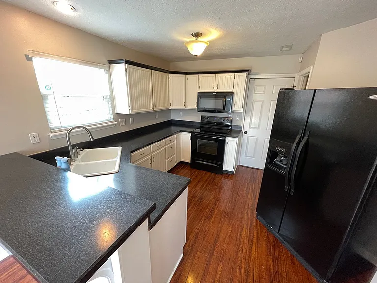 6015 Mercury Dr — Photo 8