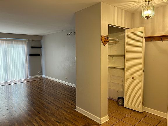 3rd image of 1972 Kenilworth Cir APT A