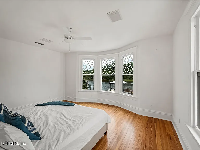 289 N Roscoe Blvd — Photo 22
