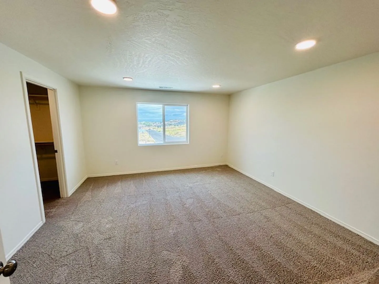 3 Bedroom 2.5 Bathroom Townhome — Photo 4