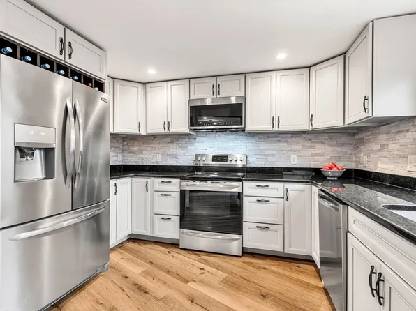 126 Merrimac St Unit 9, Newburyport, MA 01950