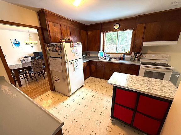 5th image of 102 Elizabeth Ave