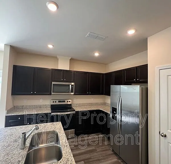839 McKenzie Park Ter — Photo 5