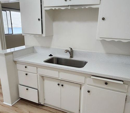 3rd image of 442 S Alexandria Ave #7
