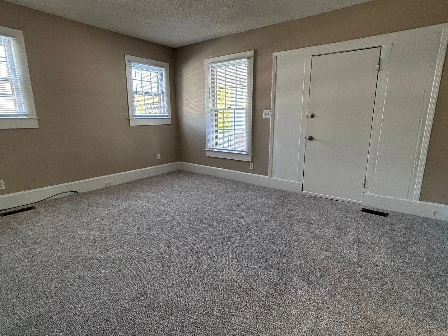 3-bedroom Close to South Elm Street — Photo 2
