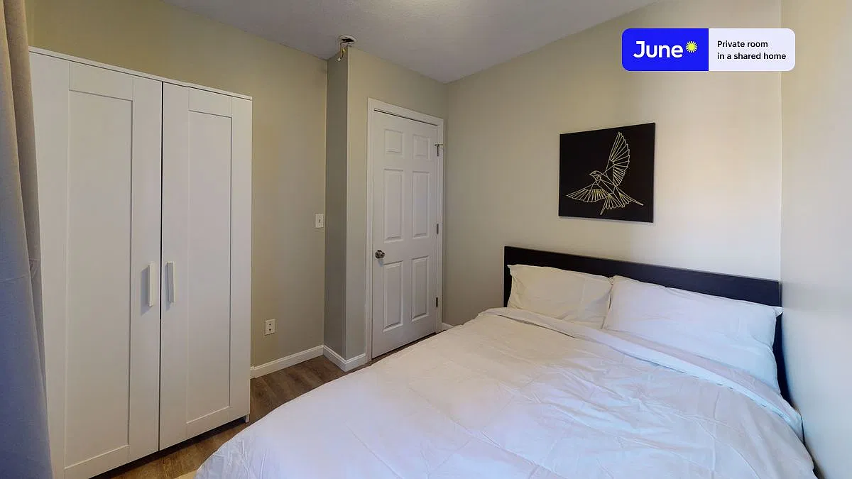 Queen bedroom in 3 bed/1 bath home in North End #473 B — Photo 1