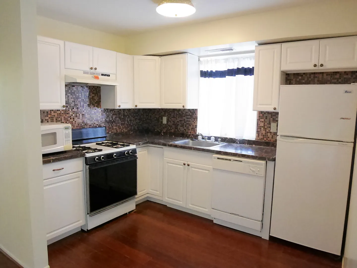 One Bedroom Condo Located In Gardens At Owings Mills! - Rent Special 1/2 Off Second Month's Rent — Photo 3