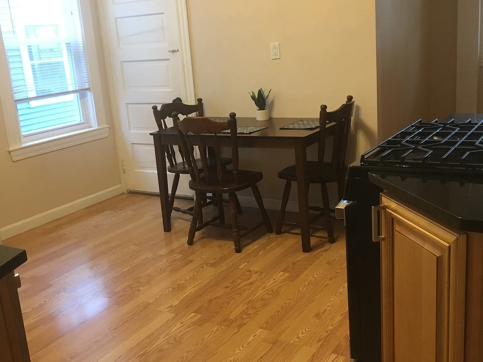 3 bed, 1100 sqft, $3,000 — Photo 2