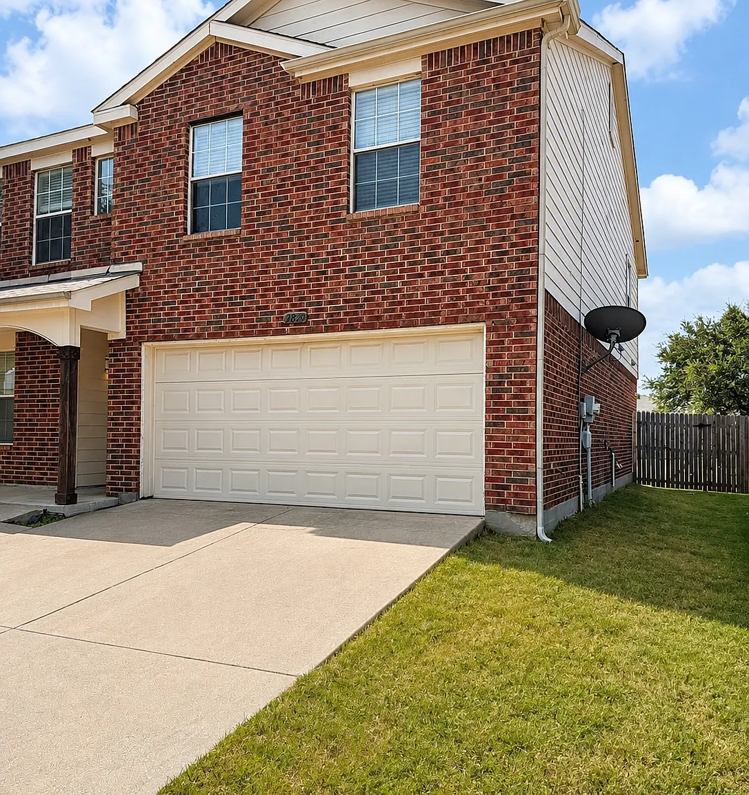 5 bed, 2.5 bath, 2485 sqft, $2,650 — Photo 2