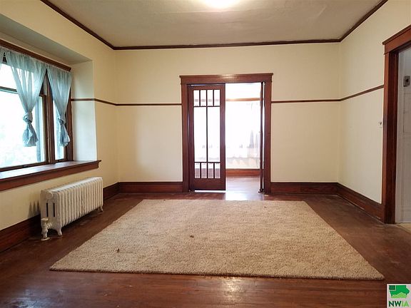 3rd image of 208 Ontario St
