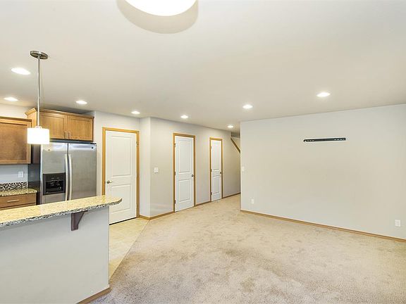 3rd image of 762 NE Glenridge Ct