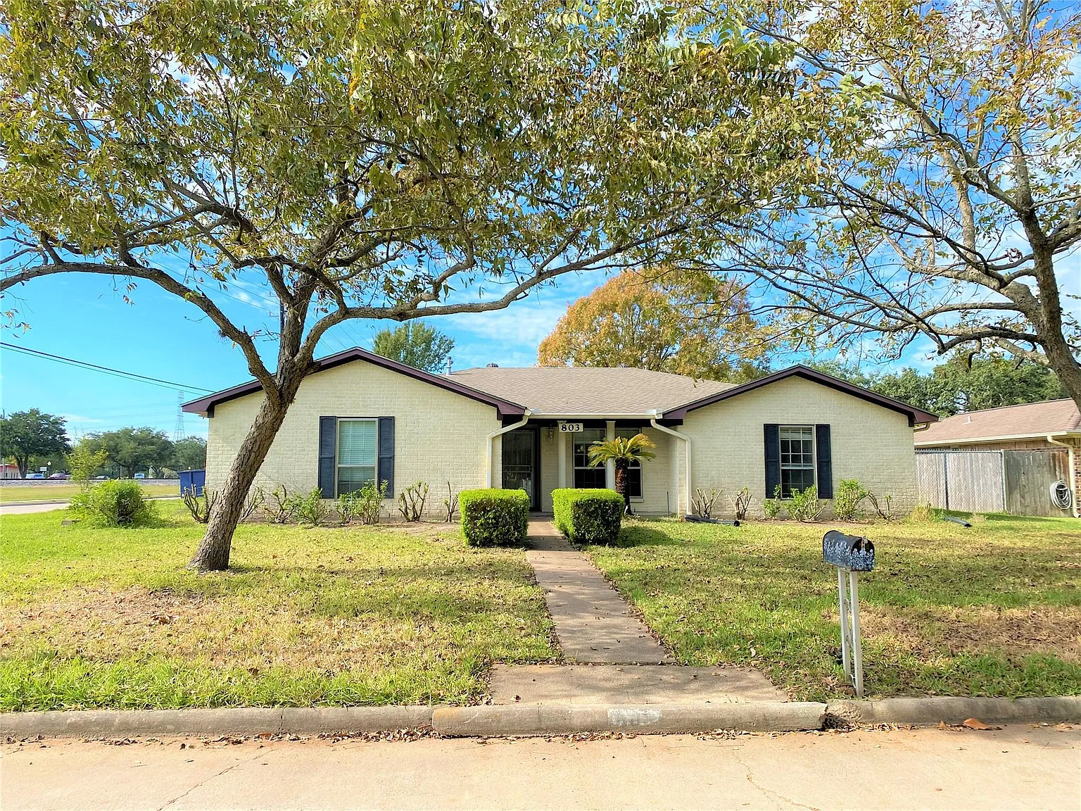 4 bed, 2.0 bath, 2249 sqft, $2,300 — Photo 1