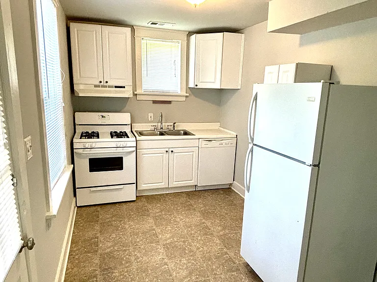 369 Sterling St NE — Photo 6