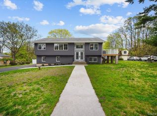 10 Sandhage Dr, Pearl River, NY 10965