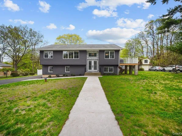 10 Sandhage Dr, Pearl River, NY 10965