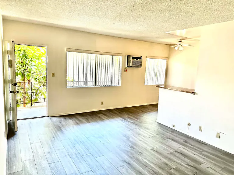 332 Riverdale Dr #14 — Photo 2