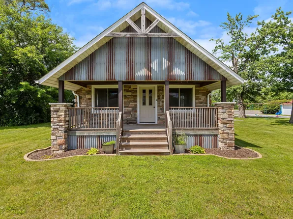 124 6th St SE, Demotte, IN 46310