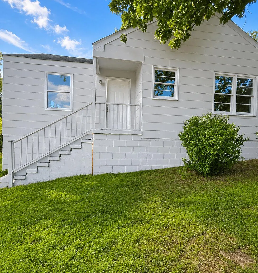 2 bed, 1.0 bath, 752 sqft, $1,045 — Photo 1