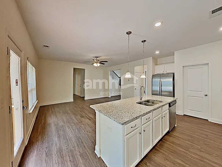 704 Sierra Ct — Photo 6