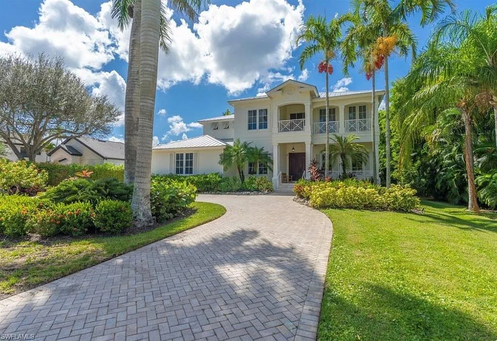 6 bed, 4.5 bath, 4776 sqft, $40,000 — Photo 1
