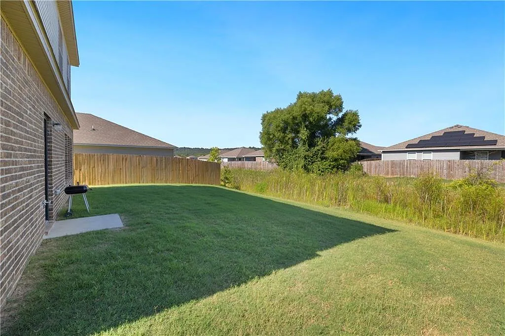 3 bed, 2.5 bath, 2021 sqft, $2,100 — Photo 3
