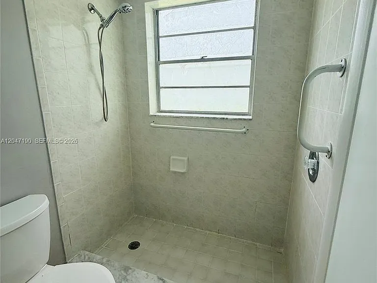 21 Windsor E #B — Photo 10