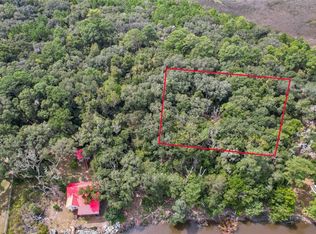 22 Riverside Dr, Darien, GA 31305