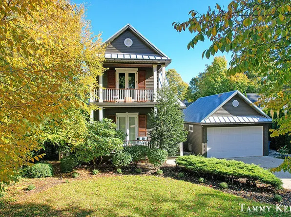 1021 Holland St, Saugatuck, MI 49453