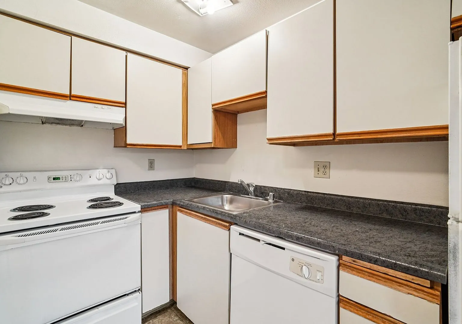 Adams Court Apartments — Photo 2