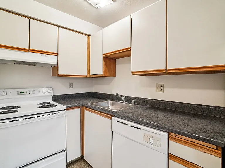 Adams Court Apartments — Photo 74