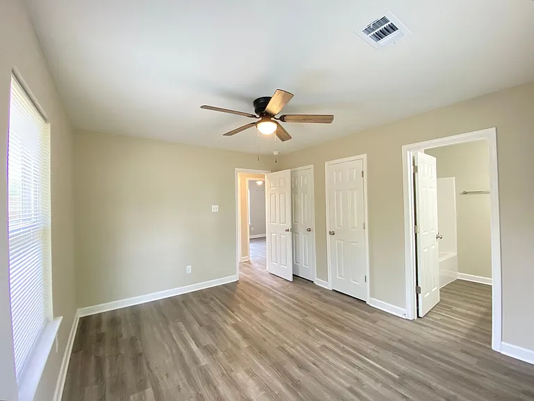 400 N Elm St — Photo 10