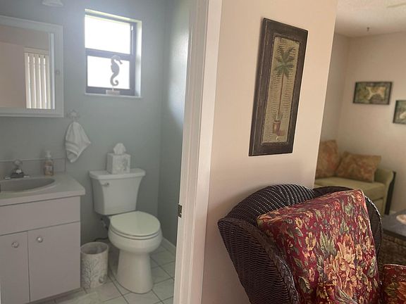1/2 bath/den-br