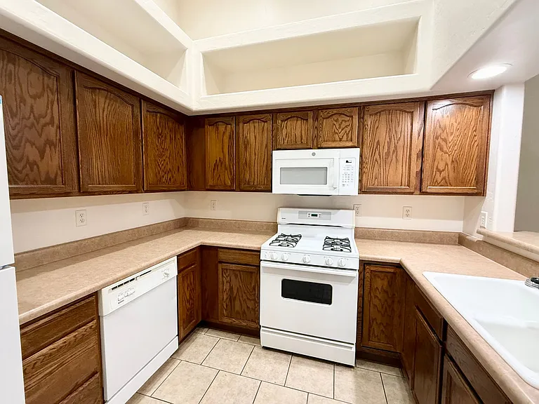 1460 Loren Dr — Photo 5